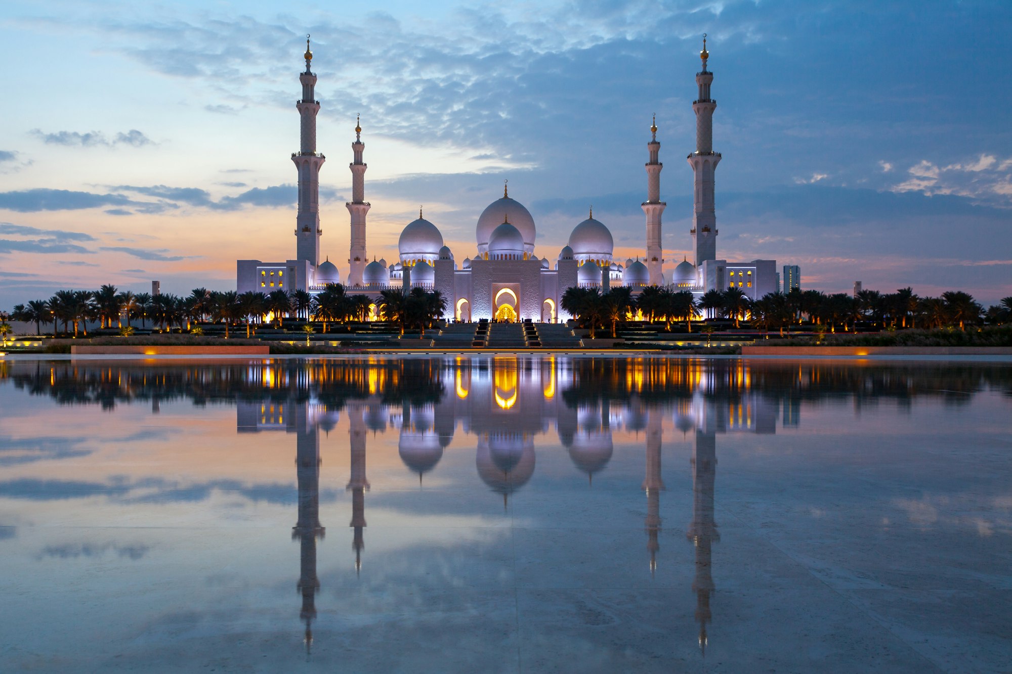 Sheikh Zayed Grand Mosque, Abu Dhabi at dusk